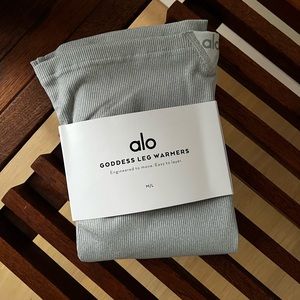 Alo goddess legwarmers, medium / large
